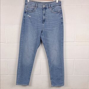 American Eagle women’s light wash high rise mom Jean denim straight leg size 10